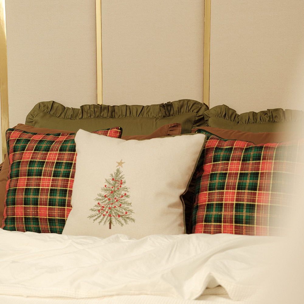 Almofada Bordada Árvore de Natal em Linho Cru – 45x45 cm