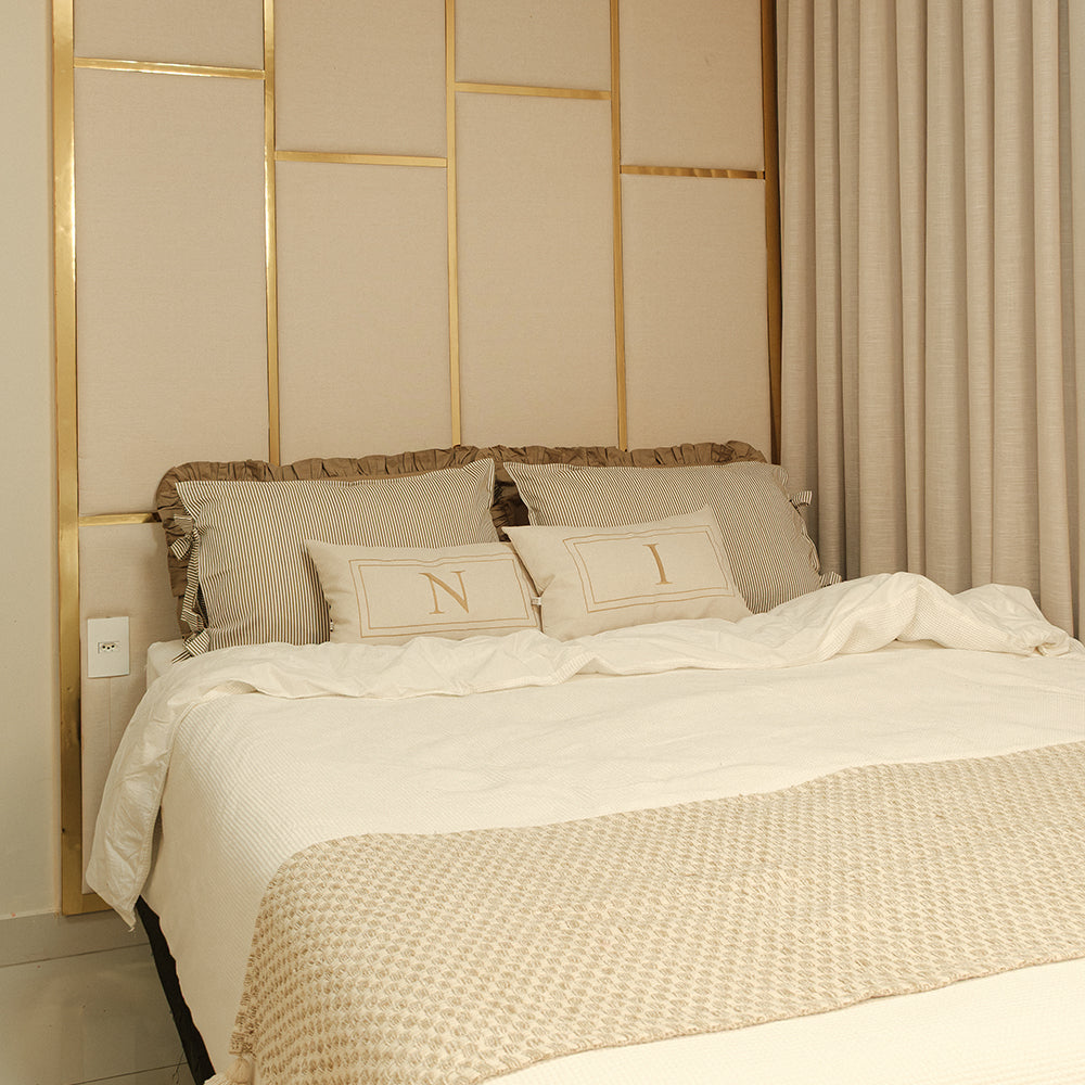 Kit Cama Posta Fendi | 2 Fronhas Babado + 2 Fronhas Laço + 2 Almofadas Bordadas Personalizadas