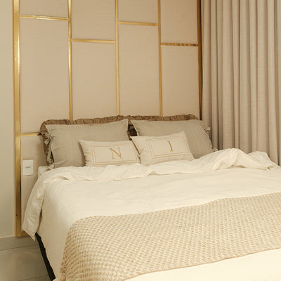 Kit Cama Posta Fendi | 2 Fronhas Babado + 2 Fronhas Laço + 2 Almofadas Bordadas Personalizadas