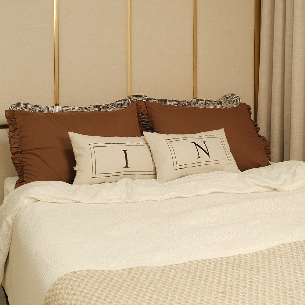 Kit Cama Posta Marrom | 2 Fronhas Babado Listradas + 2 Fronhas Babado + 2 Almofadas Bordadas Personalizadas