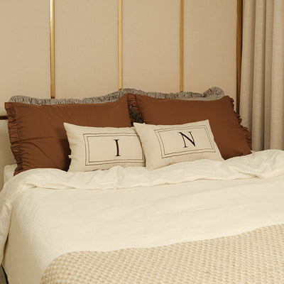 Kit Cama Posta Marrom | 2 Fronhas Babado Listradas + 2 Fronhas Babado + 2 Almofadas Bordadas Personalizadas