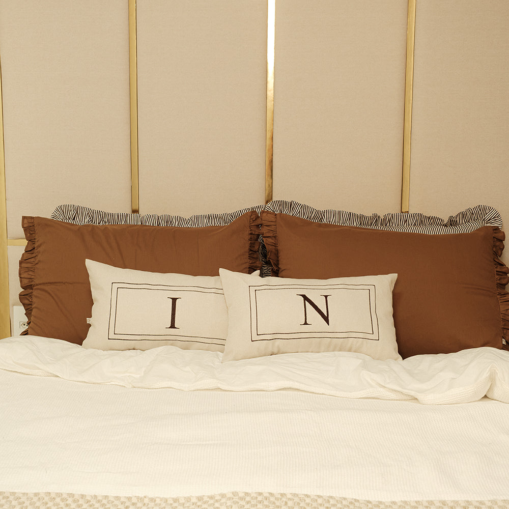 Kit Cama Posta Marrom | 2 Fronhas Babado Listradas + 2 Fronhas Babado + 2 Almofadas Bordadas Personalizadas
