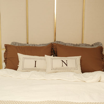 Kit Cama Posta Marrom | 2 Fronhas Babado Listradas + 2 Fronhas Babado + 2 Almofadas Bordadas Personalizadas
