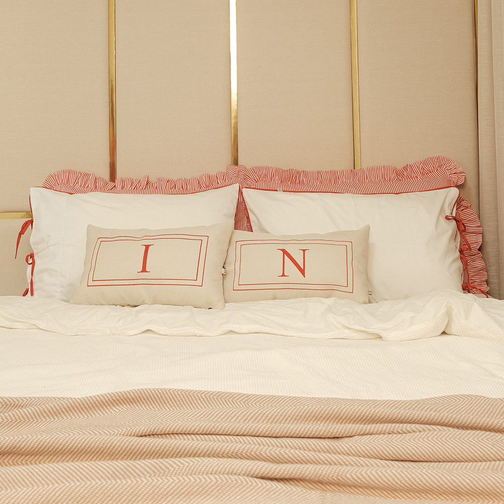 Kit Cama Posta Vermelho | 2 Fronhas Babado + 2 Fronhas Laço + 2 Almofadas Bordadas Personalizadas