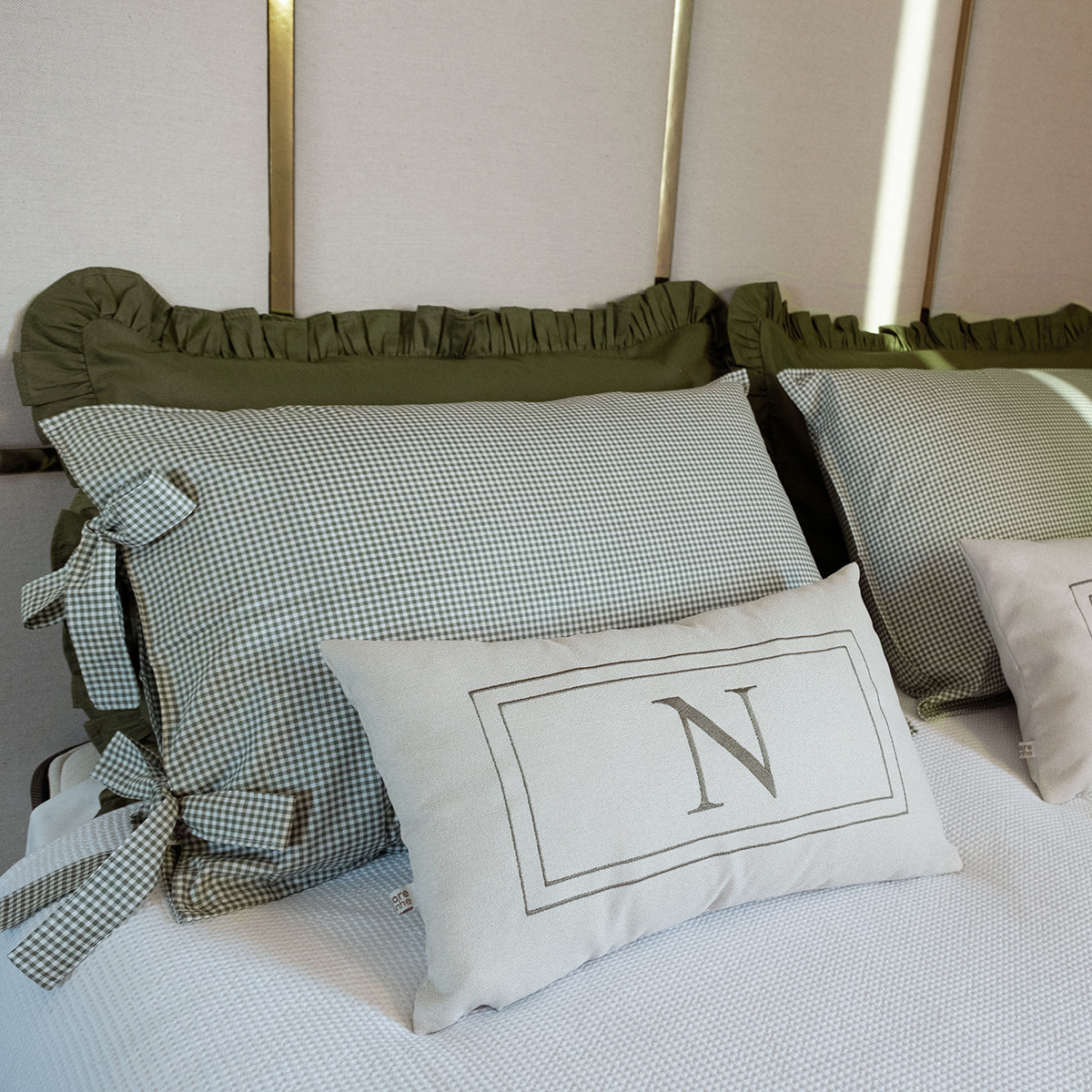Kit Cama Posta Verde | 2 Fronhas Babado + 2 Fronhas Laço Xadrez + 2 Almofadas Bordadas Personalizadas