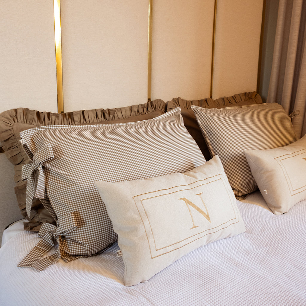 Almofada Bordada Personalizada com Inicial em Linho 50x30 cm - dourado