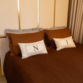 Kit Cama Posta Marrom | 2 Fronhas Babado Listradas + 2 Fronhas Babado + 2 Almofadas Bordadas Personalizadas