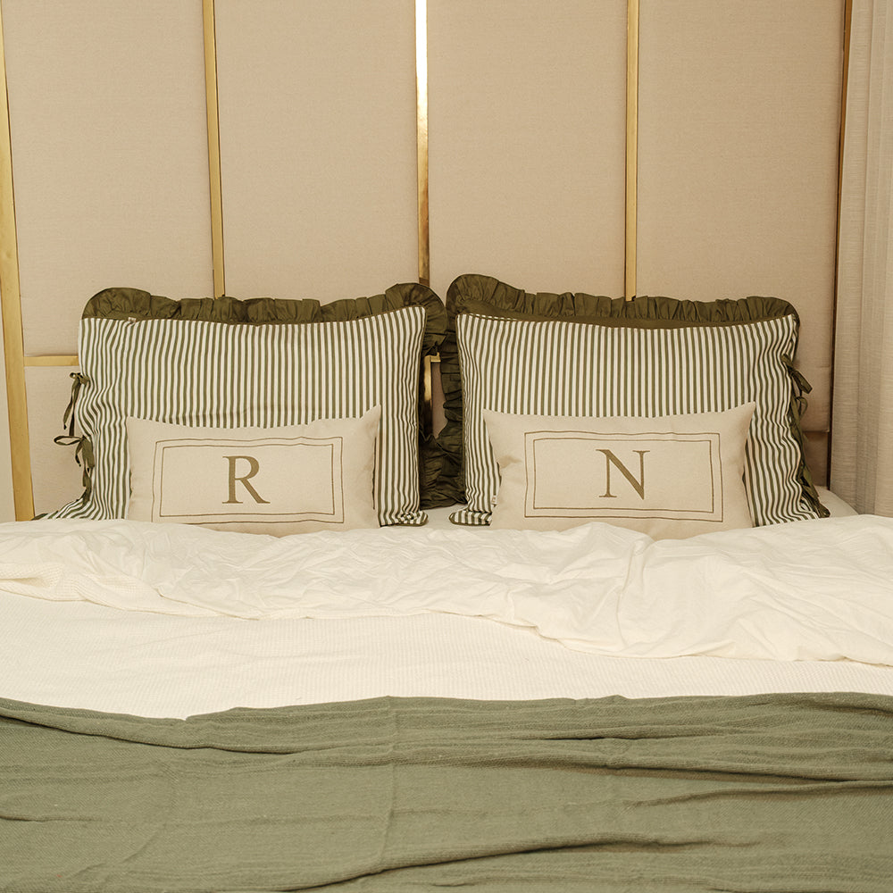Kit Cama Posta Verde | 2 Fronhas Babado + 2 Fronhas Laço Listras + 2 Almofadas Bordadas Personalizadas