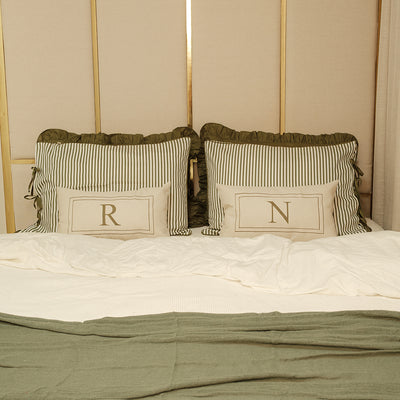 Kit Cama Posta Verde | 2 Fronhas Babado + 2 Fronhas Laço Listras + 2 Almofadas Bordadas Personalizadas