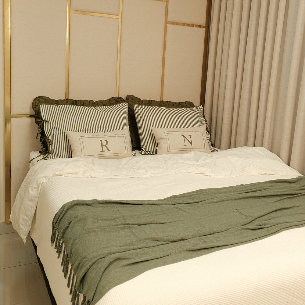 Kit Cama Posta Verde | 2 Fronhas Babado + 2 Fronhas Laço Listras + 2 Almofadas Bordadas Personalizadas