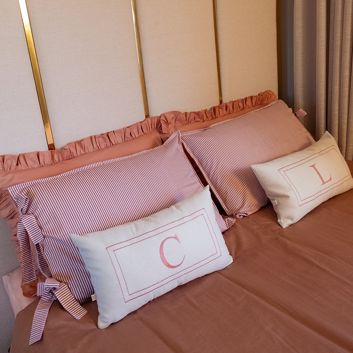 Kit Cama Posta Rosê | 2 Fronhas Babado + 2 Fronhas Laço Listradas + 2 Almofadas Bordadas Personalizadas