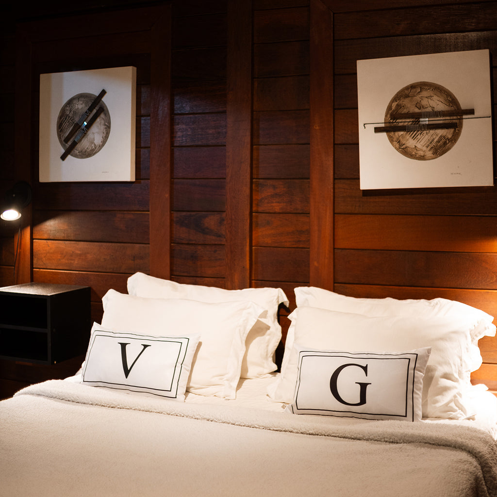 Kit 2 almofadas baguetes com enchimento no veludo personalizadas iniciais do casal