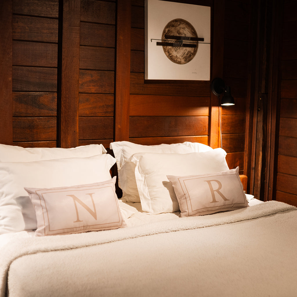 Kit 2 almofadas baguetes com enchimento no veludo personalizadas iniciais do casal