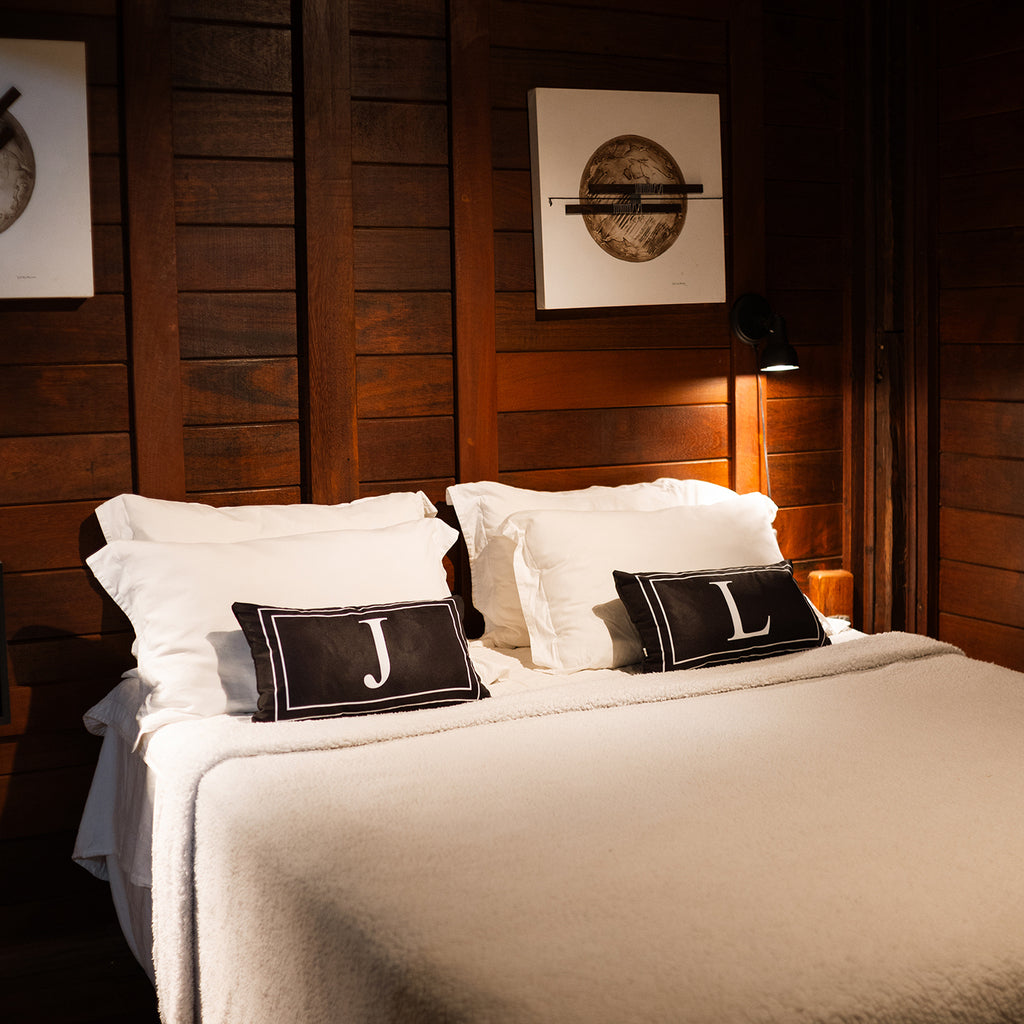 Kit 2 almofadas baguetes com enchimento no veludo personalizadas iniciais do casal