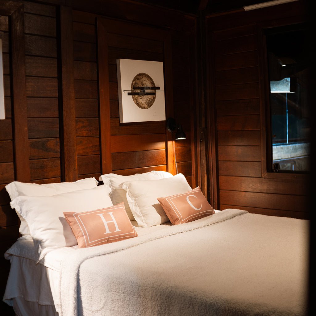 Kit 2 almofadas baguetes com enchimento no veludo personalizadas iniciais do casal