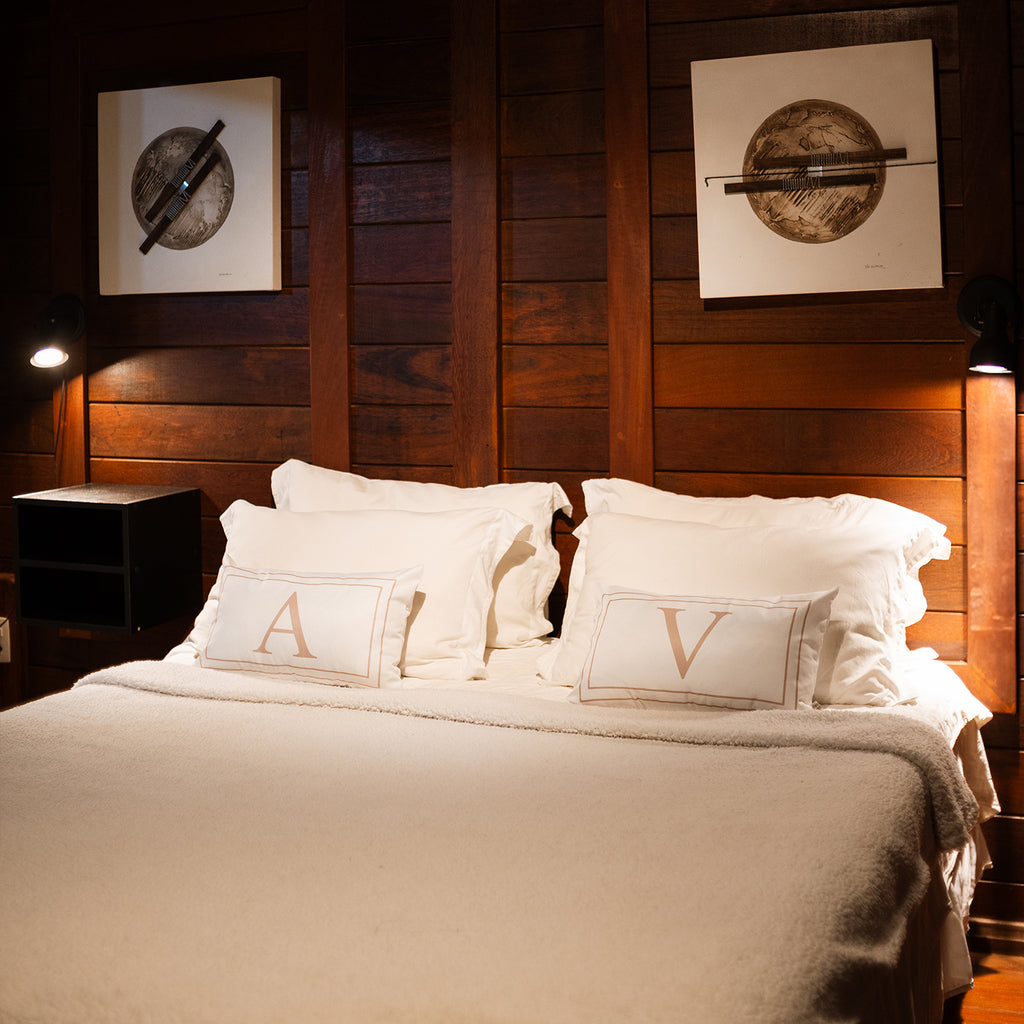 Kit 2 almofadas baguetes com enchimento no veludo personalizadas iniciais do casal