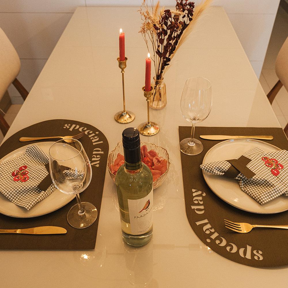 Kit Mesa Posta Special Day Verde Musgo com Guardanapo Bordado Tomate