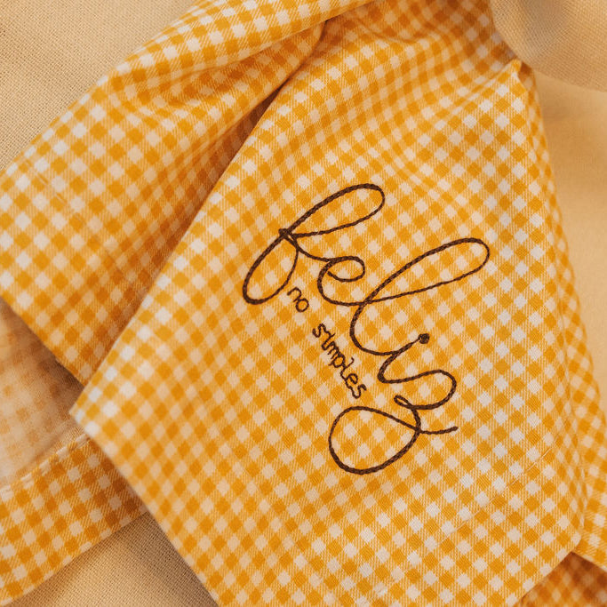 Kit Lugar Americano Linho Cru com Babado + Guardanapo Xadrez Amarelo Bordado Feliz no Simples