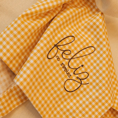 Kit Lugar Americano Linho Cru com Babado + Guardanapo Xadrez Amarelo Bordado Feliz no Simples