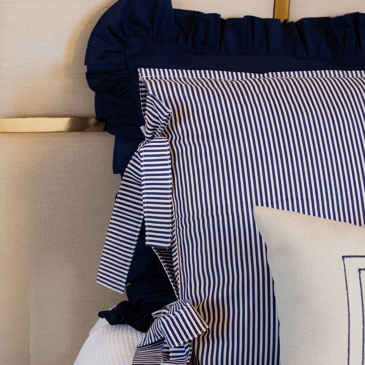 Fronha com Laços Listrada Azul Marinho 100% Algodão – UNIDADE