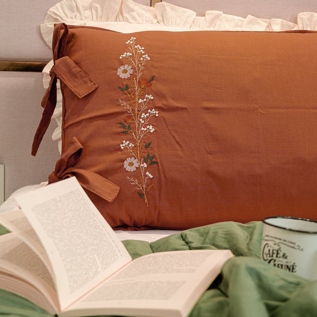 Fronha Terracota com Laços e Bordado Floral 100% Algodão 50x70 cm - UNIDADE