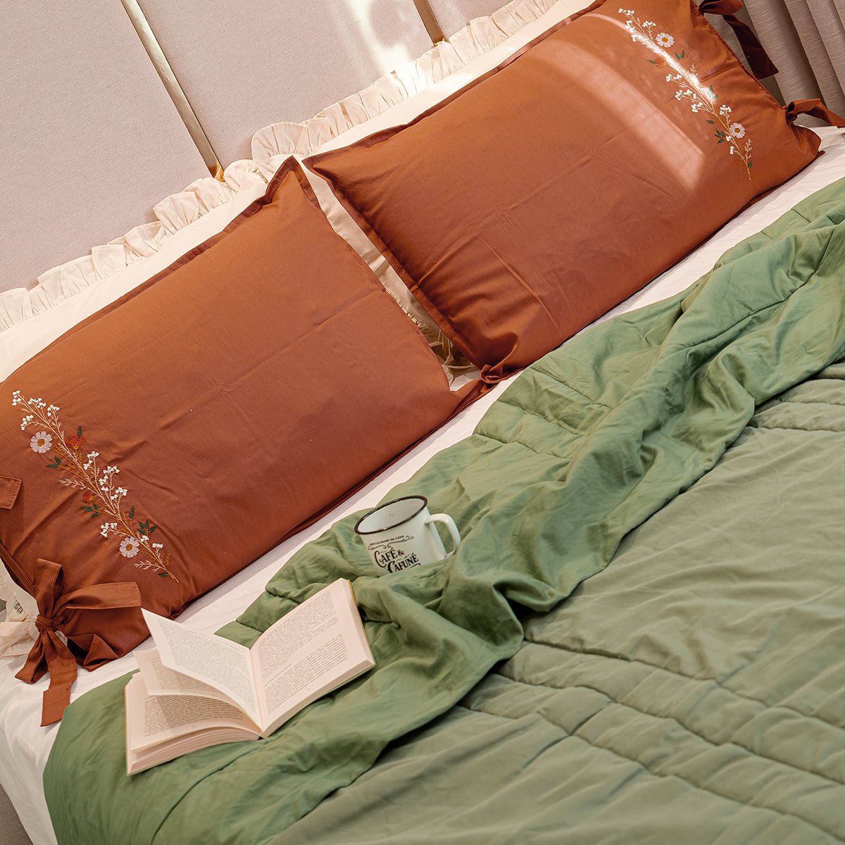 Fronha Terracota com Laços e Bordado Floral 100% Algodão 50x70 cm - UNIDADE