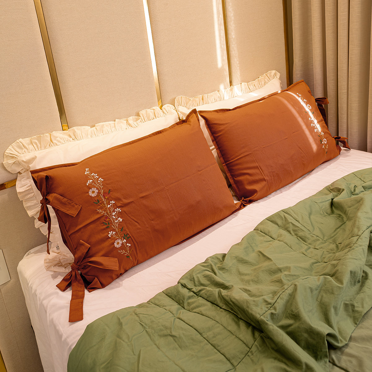 Fronha Terracota com Laços e Bordado Floral 100% Algodão 50x70 cm - UNIDADE