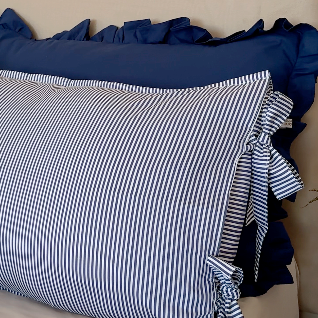 Fronha com Laços Listrada Azul Marinho 100% Algodão – UNIDADE