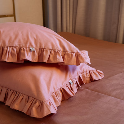 Kit Cama Posta Rosê | 2 Fronhas Babado + 2 Fronhas Laço Listradas + 2 Almofadas Bordadas Personalizadas