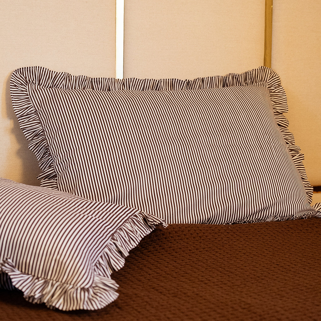 Fronha Babado Listrada Marrom Farmhouse 100% Algodão 50x70 cm - UNIDADE