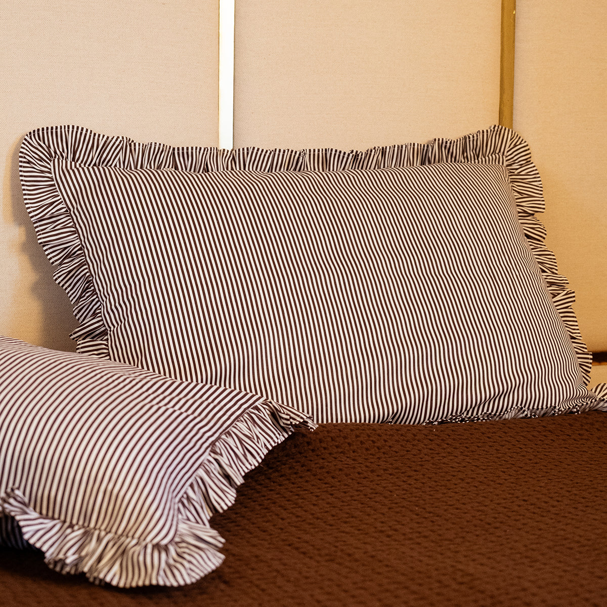 Fronha Babado Listrada Marrom Farmhouse 100% Algodão 50x70 cm - UNIDADE