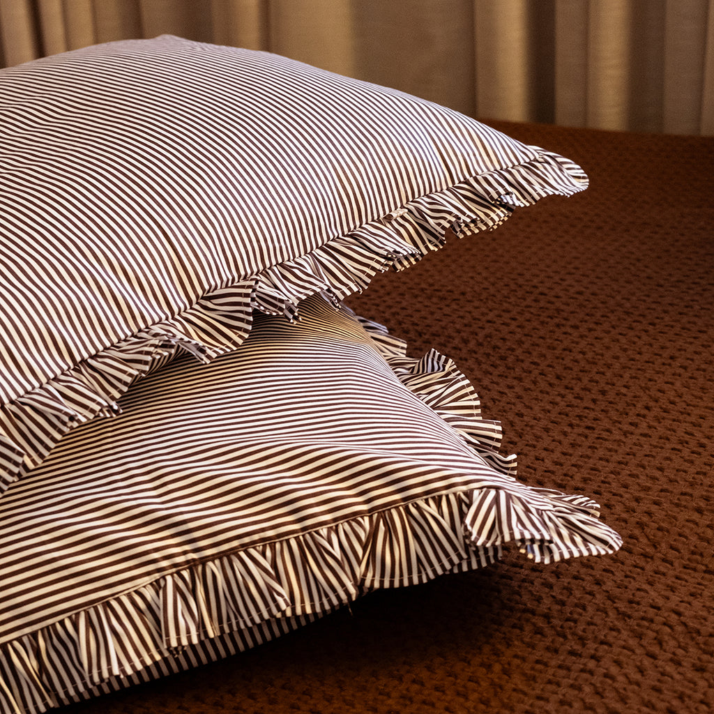 Fronha Babado Listrada Marrom Farmhouse 100% Algodão 50x70 cm - UNIDADE