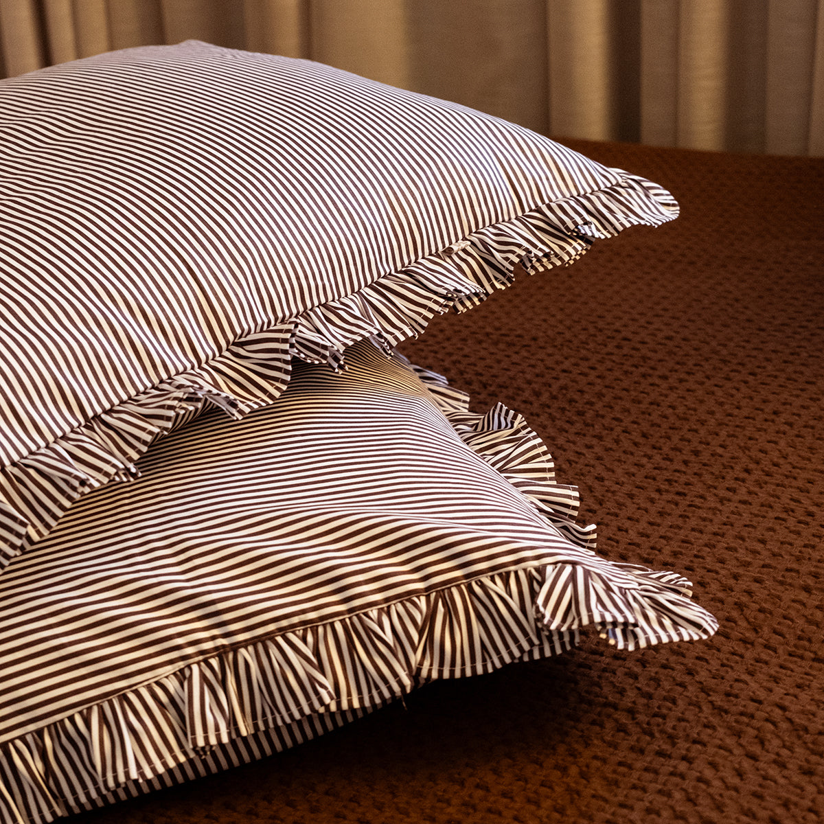 Fronha Babado Listrada Marrom Farmhouse 100% Algodão 50x70 cm - UNIDADE