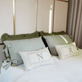 Kit Cama Posta Verde | 2 Fronhas Babado + 2 Fronhas Laço Xadrez + 2 Almofadas Bordadas Personalizadas