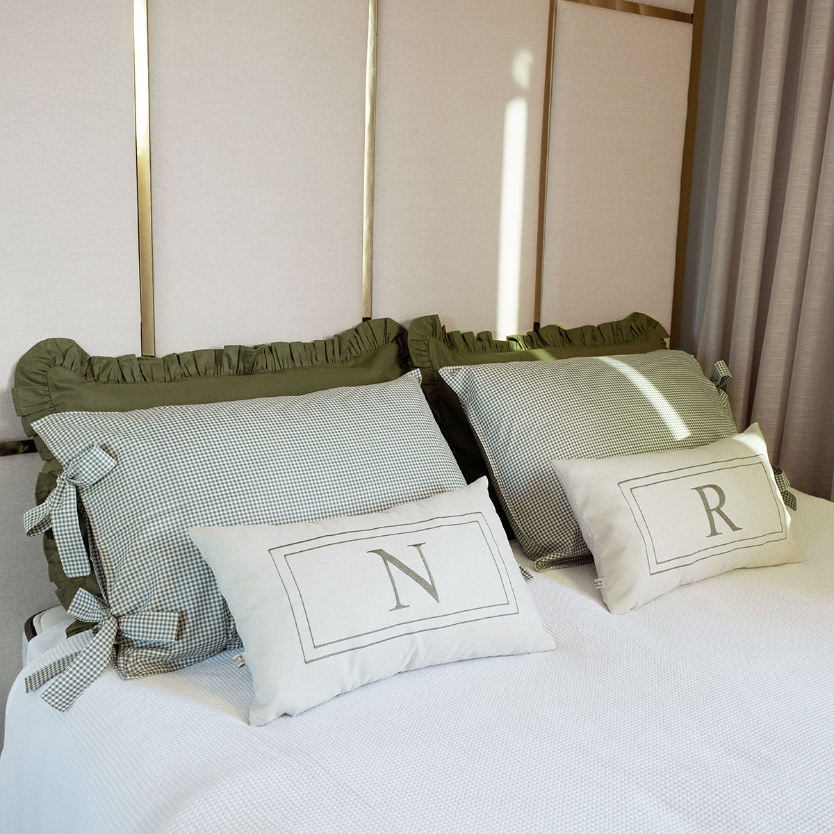 Kit Cama Posta Verde | 2 Fronhas Babado + 2 Fronhas Laço Xadrez + 2 Almofadas Bordadas Personalizadas