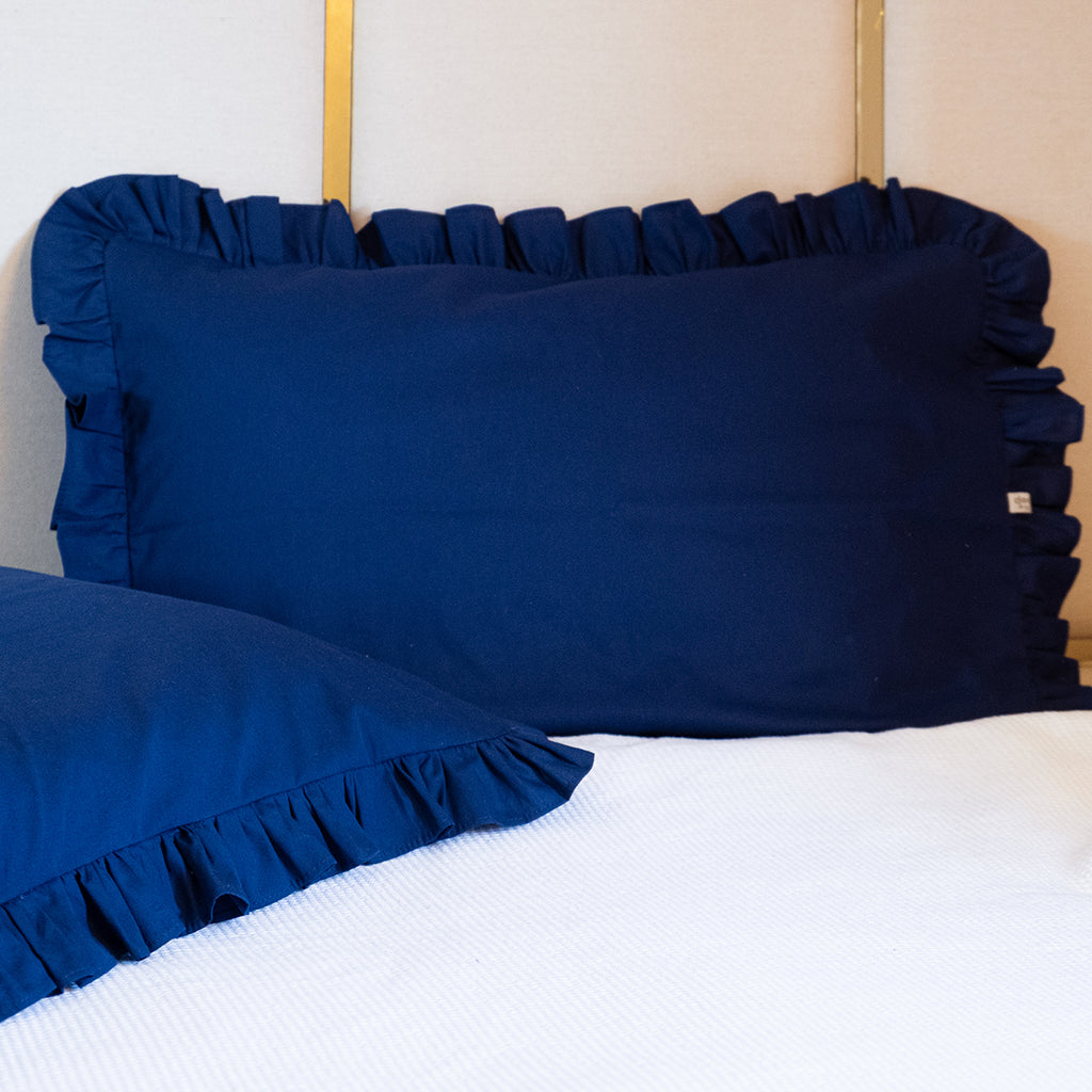 Kit Cama Posta Marinho | 2 Fronhas Babado + 2 Fronhas Laço Listradas + 2 Almofadas Bordadas Personalizadas