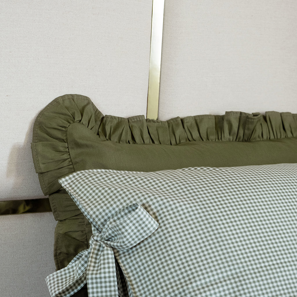 Kit Cama Posta Verde | 2 Fronhas Babado + 2 Fronhas Laço Xadrez + 2 Almofadas Bordadas Personalizadas