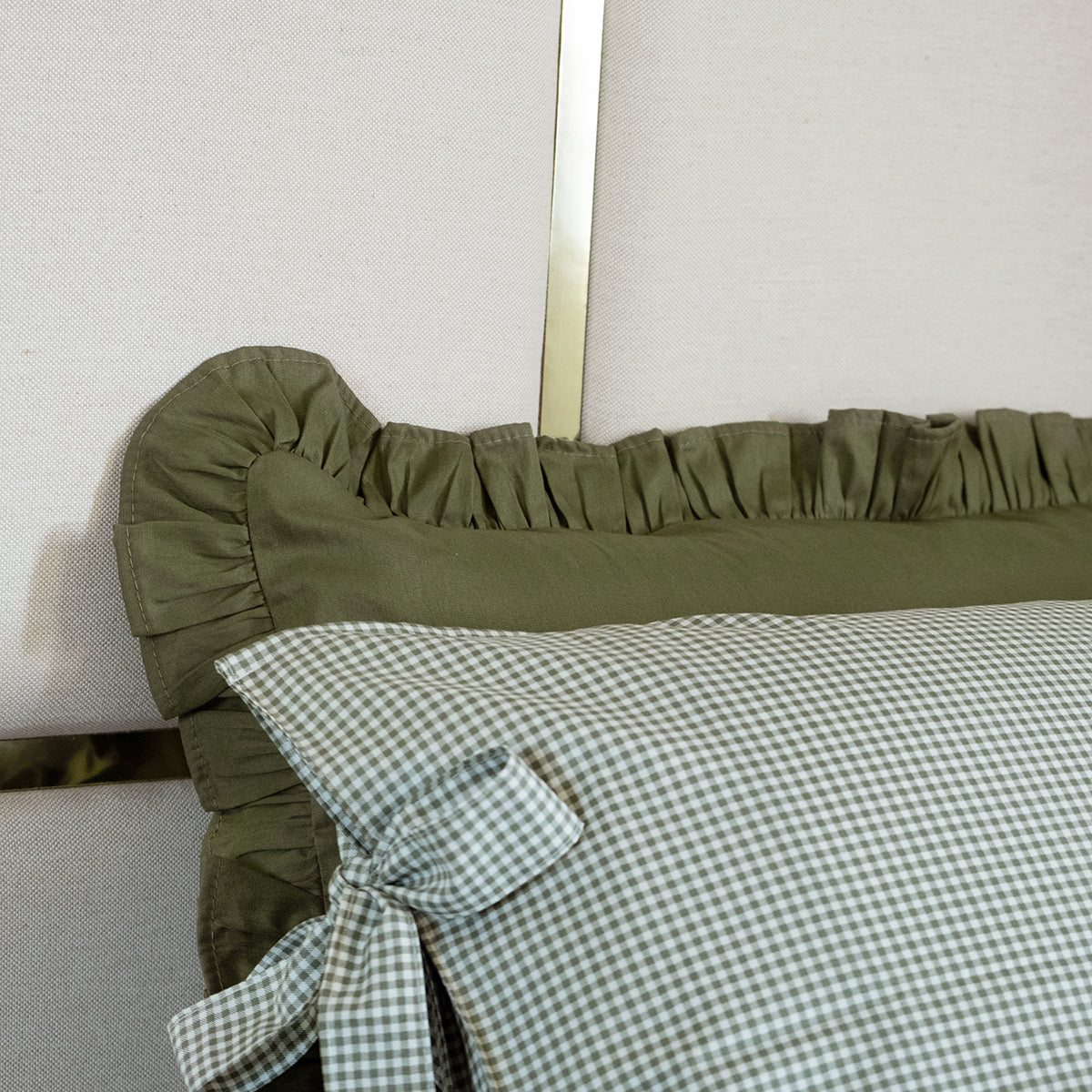 Kit Cama Posta Verde | 2 Fronhas Babado + 2 Fronhas Laço Xadrez + 2 Almofadas Bordadas Personalizadas