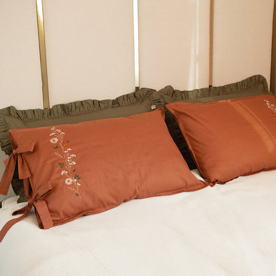 Fronha Terracota com Laços e Bordado Floral 100% Algodão 50x70 cm - UNIDADE