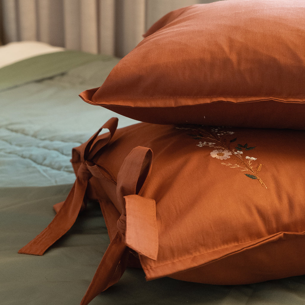 Fronha Terracota com Laços e Bordado Floral 100% Algodão 50x70 cm - UNIDADE