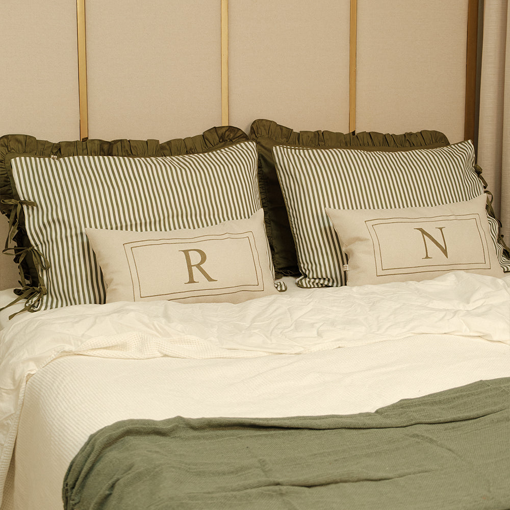 Kit Cama Posta Verde | 2 Fronhas Babado + 2 Fronhas Laço Listras + 2 Almofadas Bordadas Personalizadas