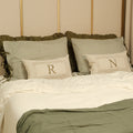 Kit Cama Posta Verde | 2 Fronhas Babado + 2 Fronhas Laço Listras + 2 Almofadas Bordadas Personalizadas
