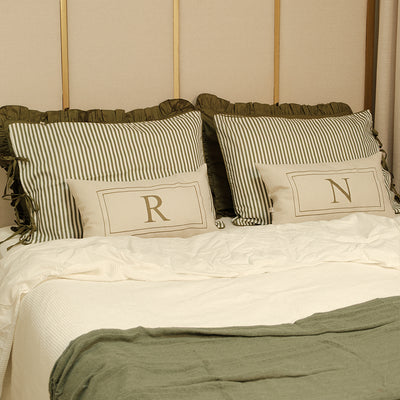 Kit Cama Posta Verde | 2 Fronhas Babado + 2 Fronhas Laço Listras + 2 Almofadas Bordadas Personalizadas