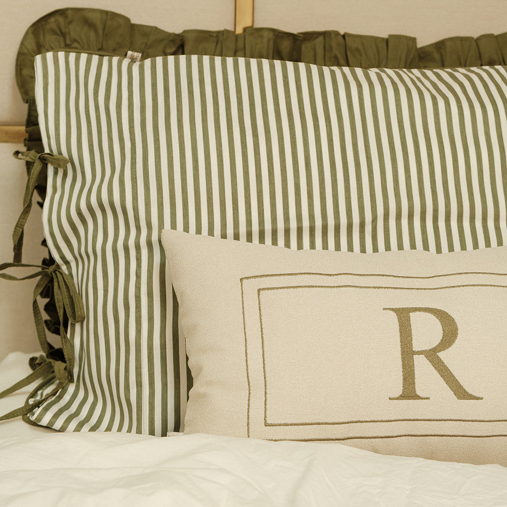 Kit Cama Posta Verde | 2 Fronhas Babado + 2 Fronhas Laço Listras + 2 Almofadas Bordadas Personalizadas