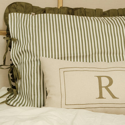 Kit Cama Posta Verde | 2 Fronhas Babado + 2 Fronhas Laço Listras + 2 Almofadas Bordadas Personalizadas