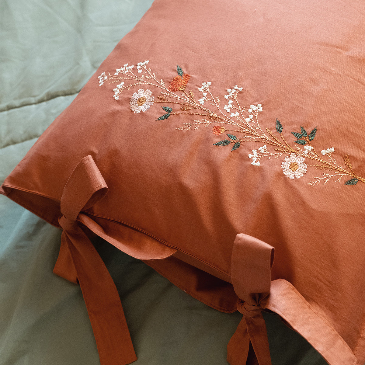 Fronha Terracota com Laços e Bordado Floral 100% Algodão 50x70 cm - UNIDADE
