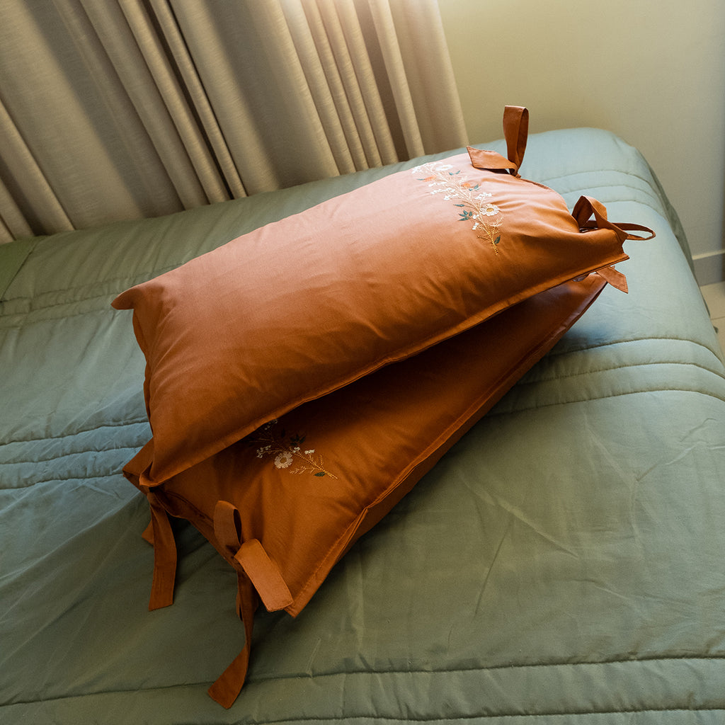 Fronha Terracota com Laços e Bordado Floral 100% Algodão 50x70 cm - UNIDADE