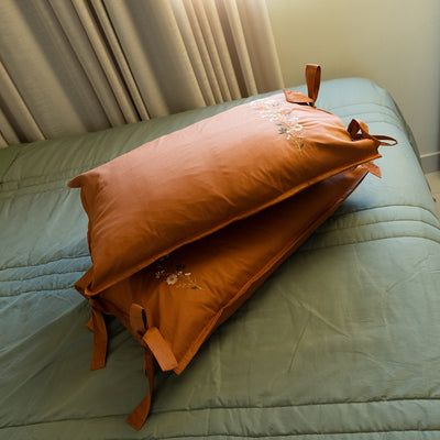 Fronha Terracota com Laços e Bordado Floral 100% Algodão 50x70 cm - UNIDADE