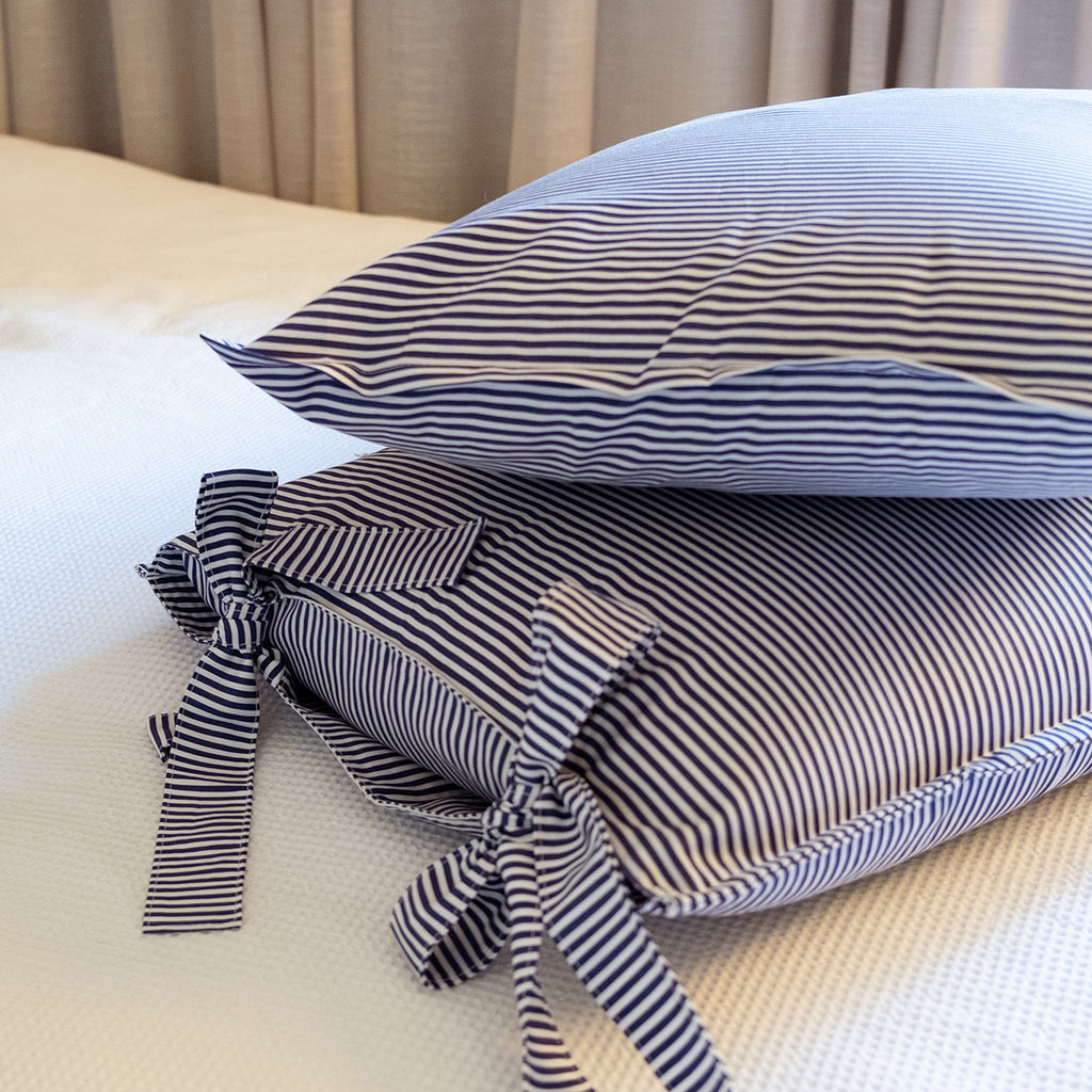 Kit Cama Posta Marinho | 2 Fronhas Babado + 2 Fronhas Laço Listradas + 2 Almofadas Bordadas Personalizadas