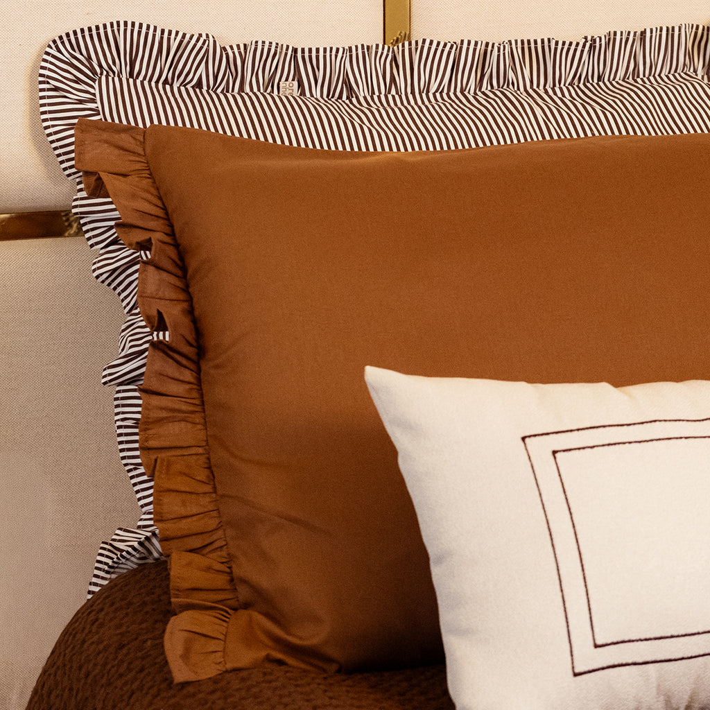 Fronha Babado Listrada Marrom Farmhouse 100% Algodão 50x70 cm - UNIDADE